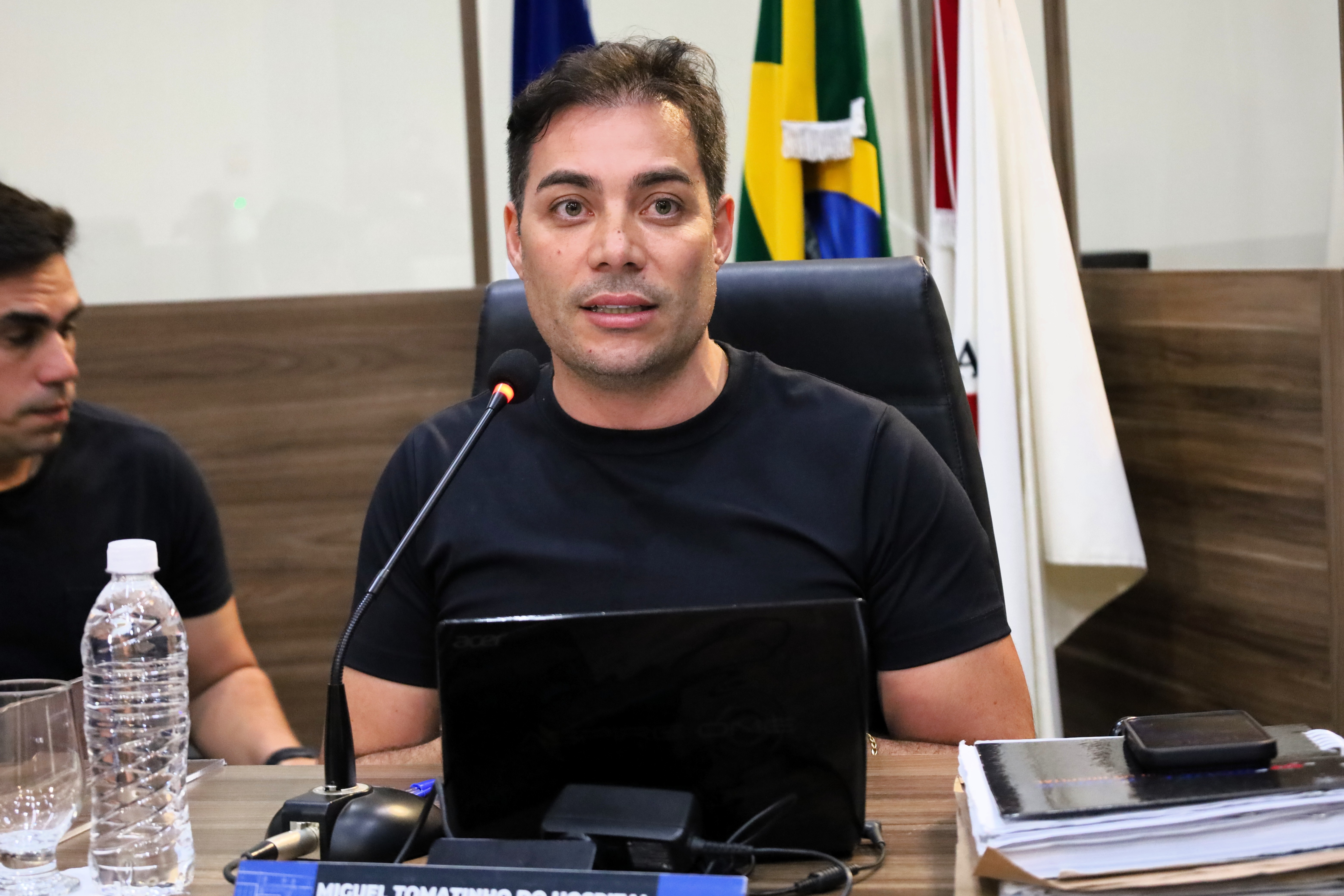 Aprovado, em 1ª votação, PL que inclui símbolo da fibromialgia em placas de atendimento e vagas prioritárias