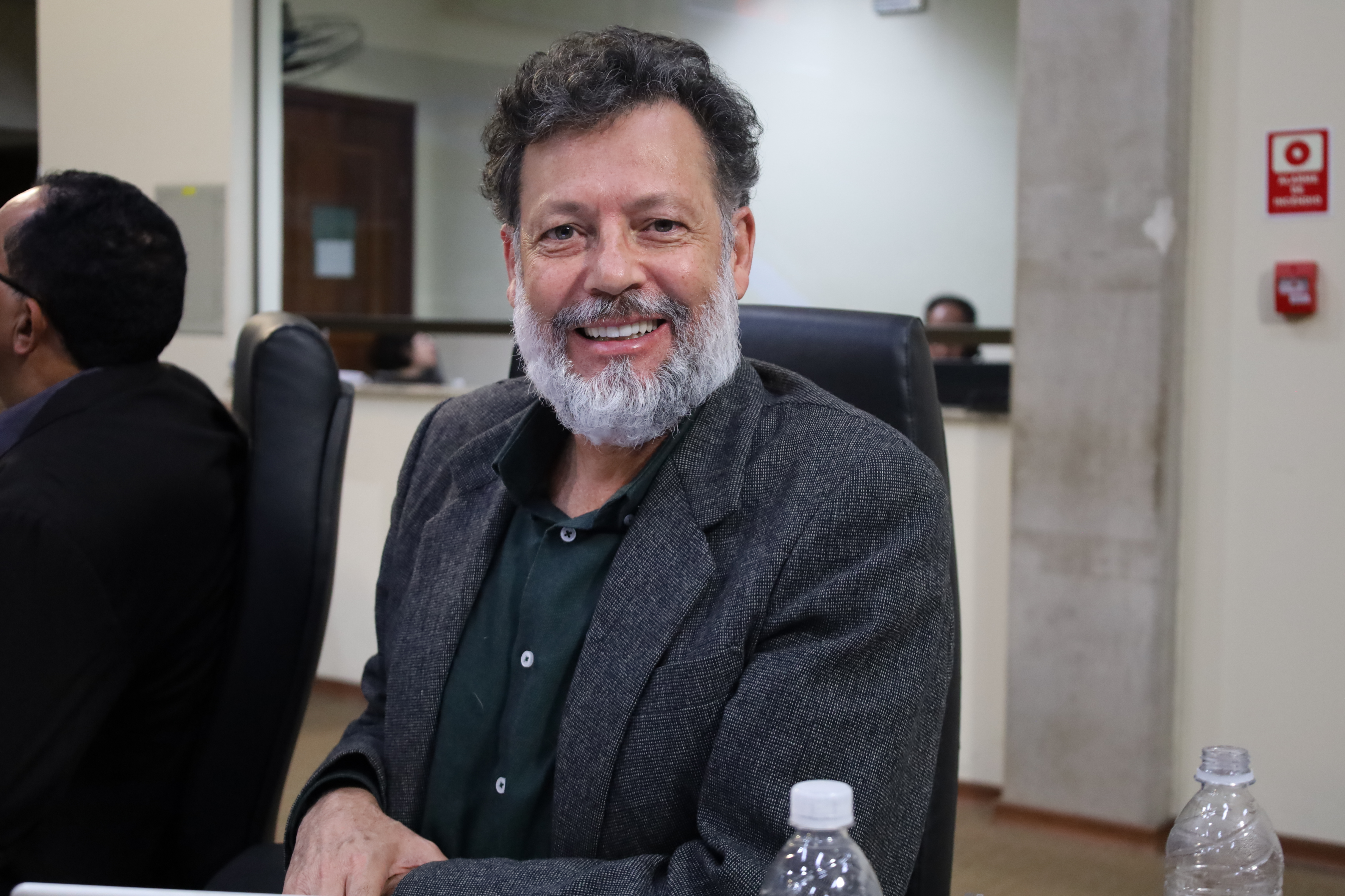 Aprovado, em 1º turno, projeto que pretende priorizar autistas e PCDs em programas habitacionais