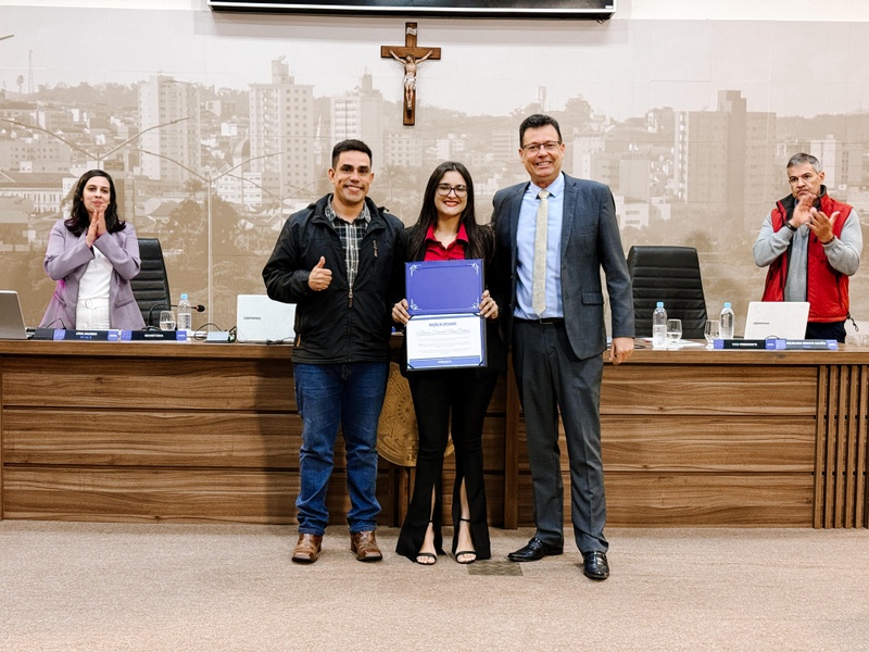 Atleta recebe homenagem na Câmara por destaque no esporte e conscientização sobre doenças raras