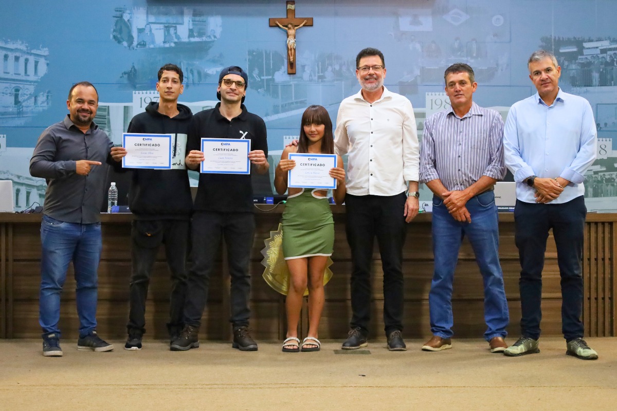 Atletas de Skateboard são homenageados pela Câmara