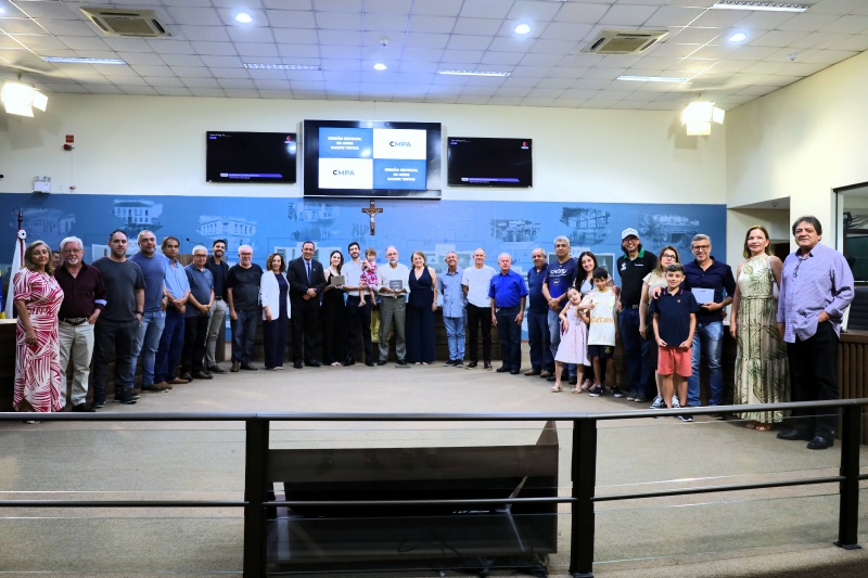 Cacife Tintas recebe sessão especial na Câmara por seus 60 anos 