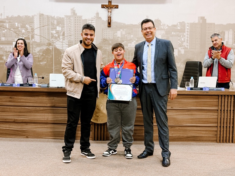 Câmara homenageia atleta por trajetória de superação e conquistas no esporte