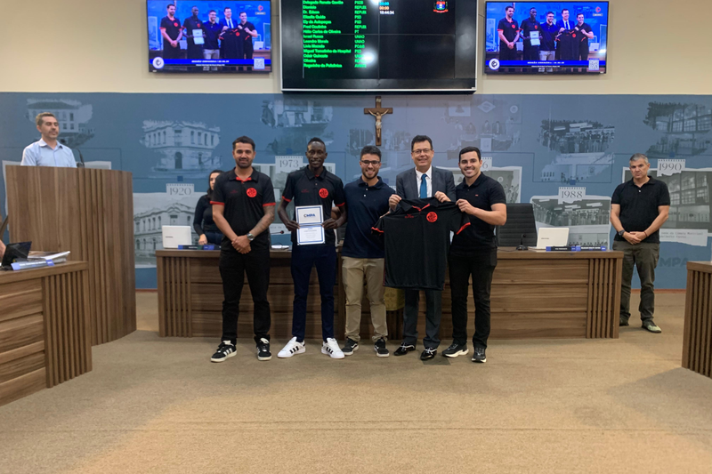 Câmara homenageia atleta Wilson Mútua Maina por destaque nacional