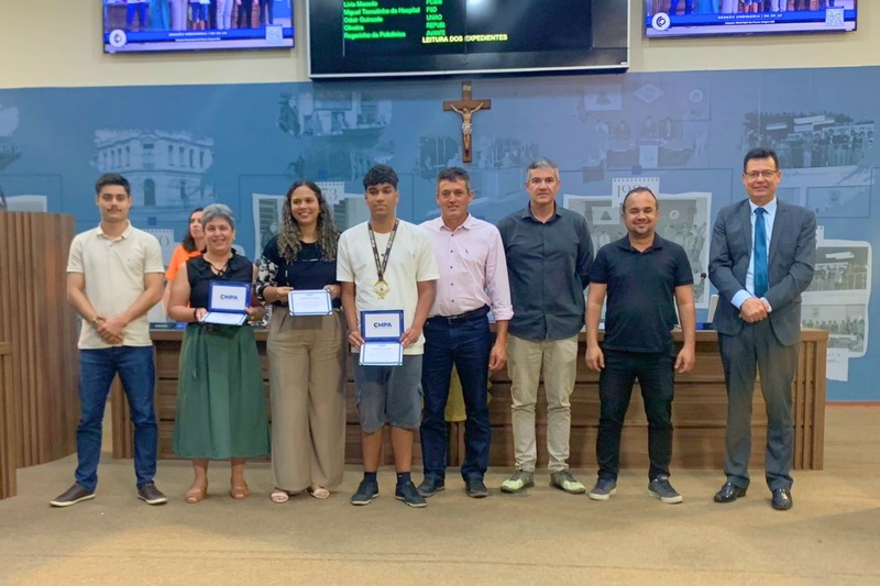 Câmara homenageia estudante, professora e escola após prêmio em competição internacional
