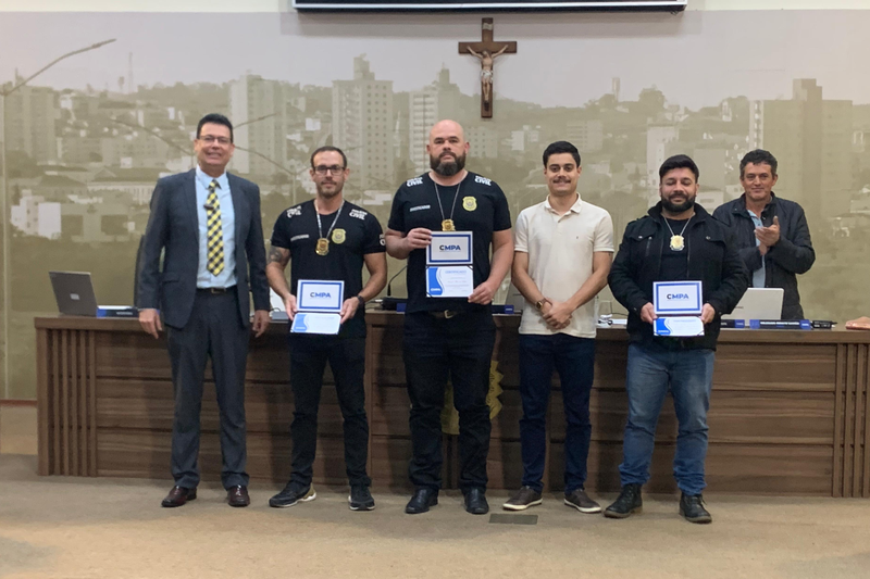 Câmara homenageia policiais civis que salvaram idoso de sequestro 
