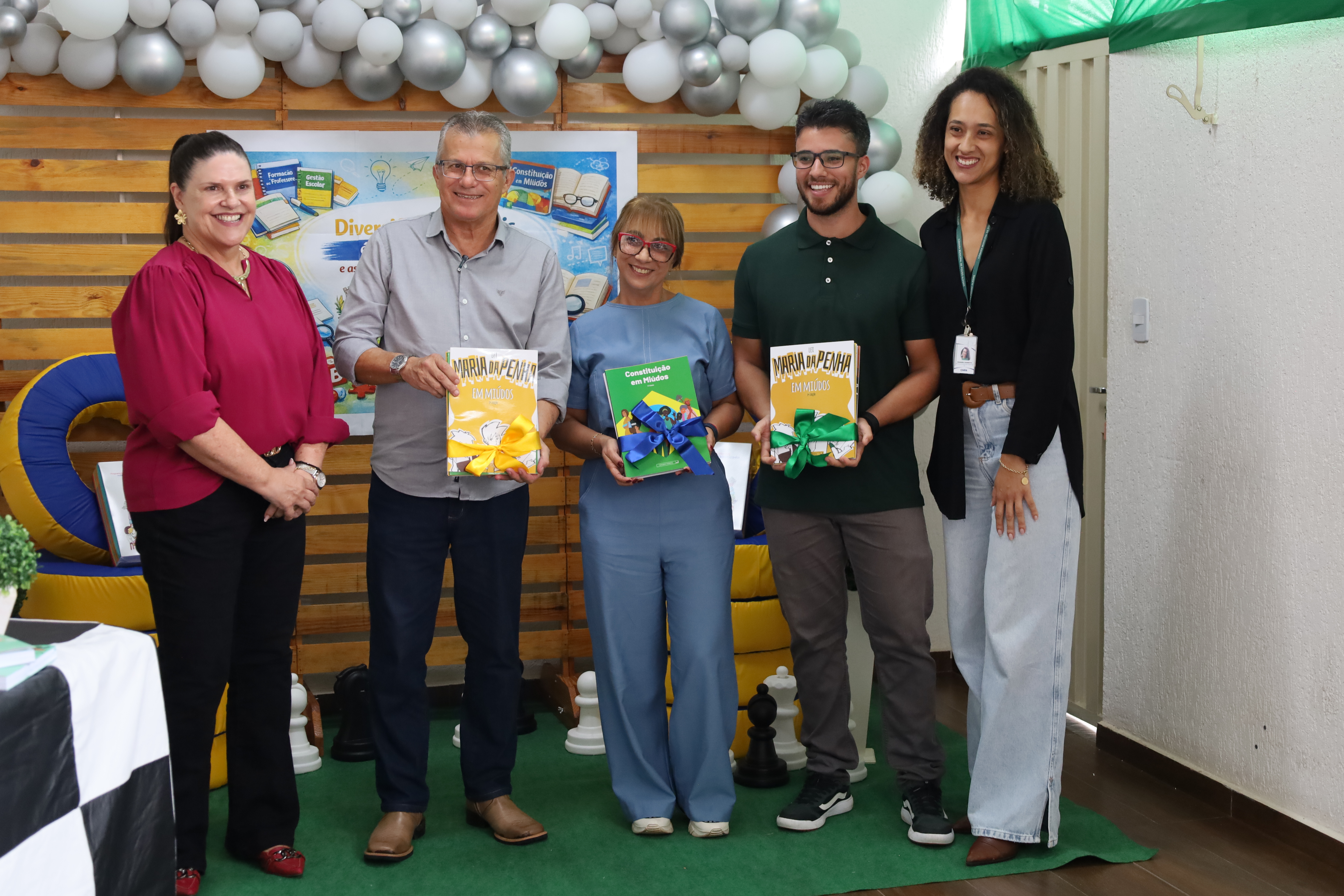 Câmara realiza entrega dos livros da Coleção em Miúdos para a Rede Municipal de Educação