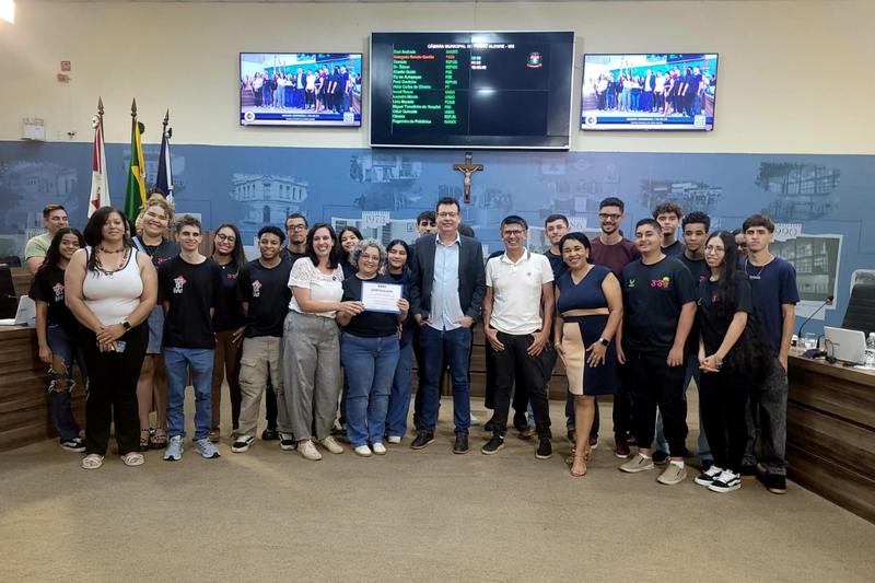 Comunidade escolar da E. E. Professora Célia Regina Leal é homenageada na Câmara