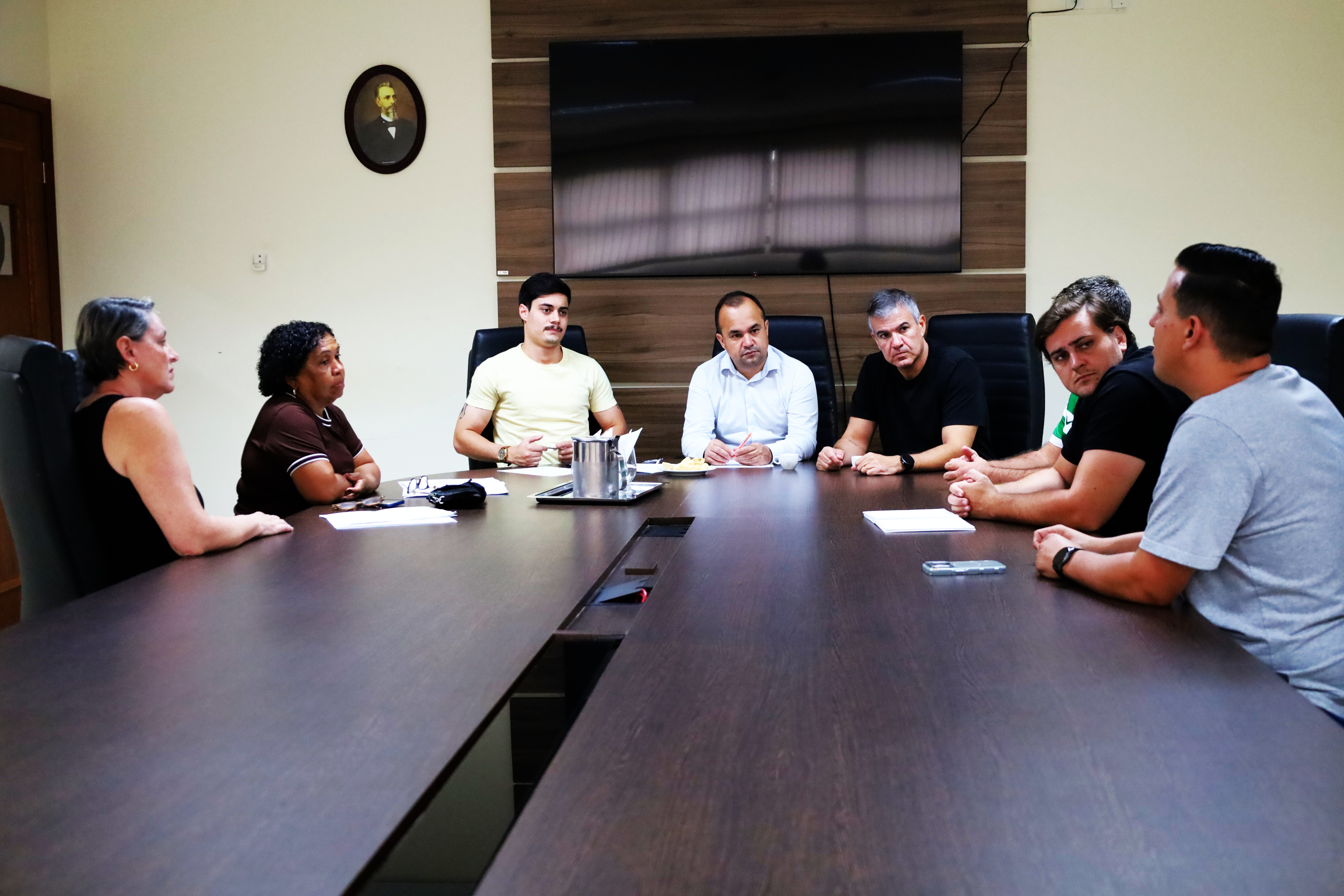 Vereadores se reúnem com a vigilância sanitária para discutir PL sobre “food trucks”