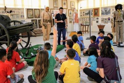 Alunos do SESC em visita guiada no Núcleo do Exército